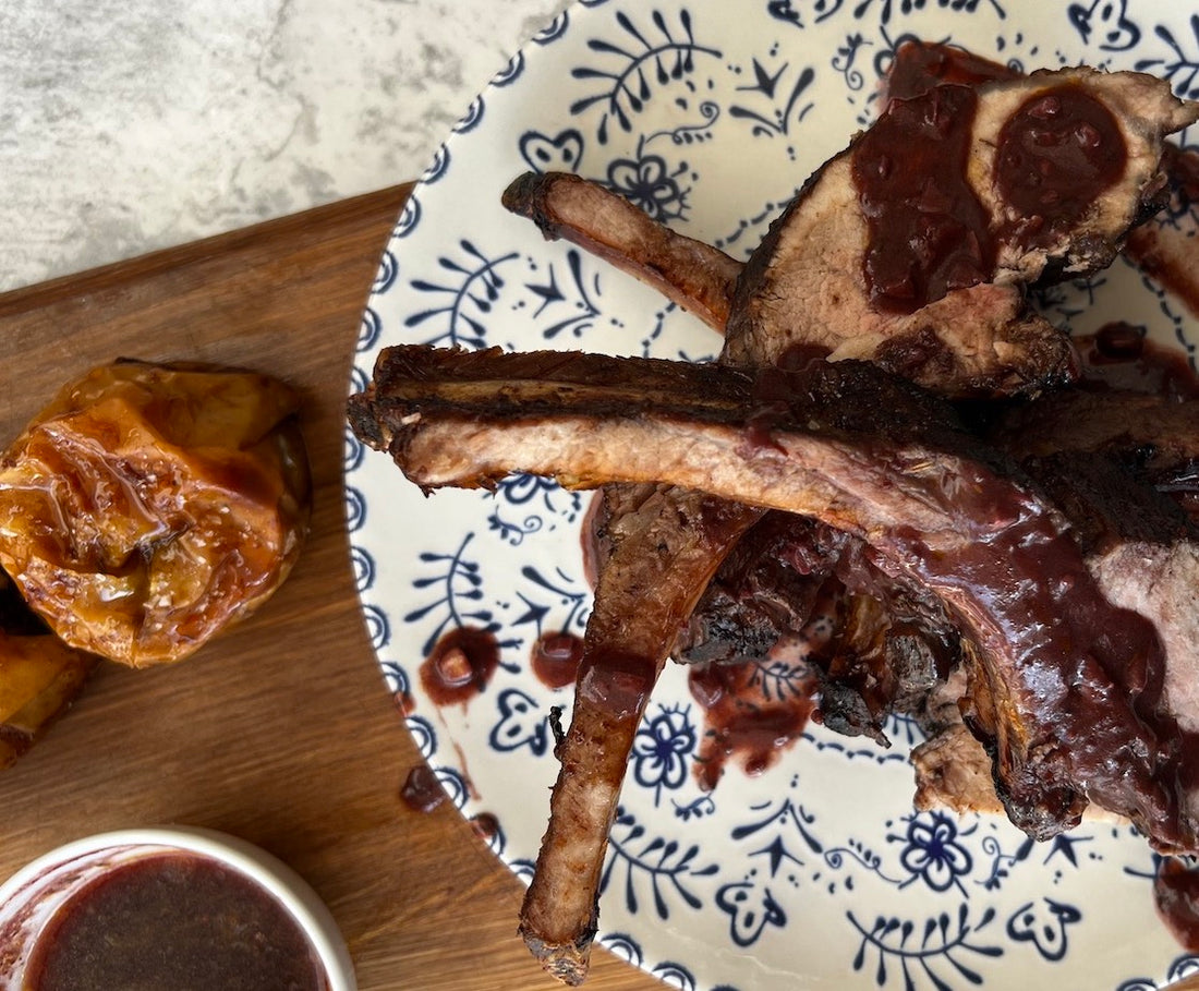 grilled Ibérico ribs with apples and wine sauce 