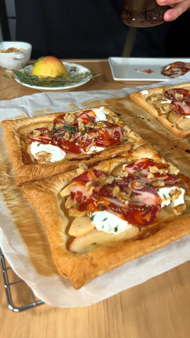 Ibérico pork and fig tarts on a wooden board